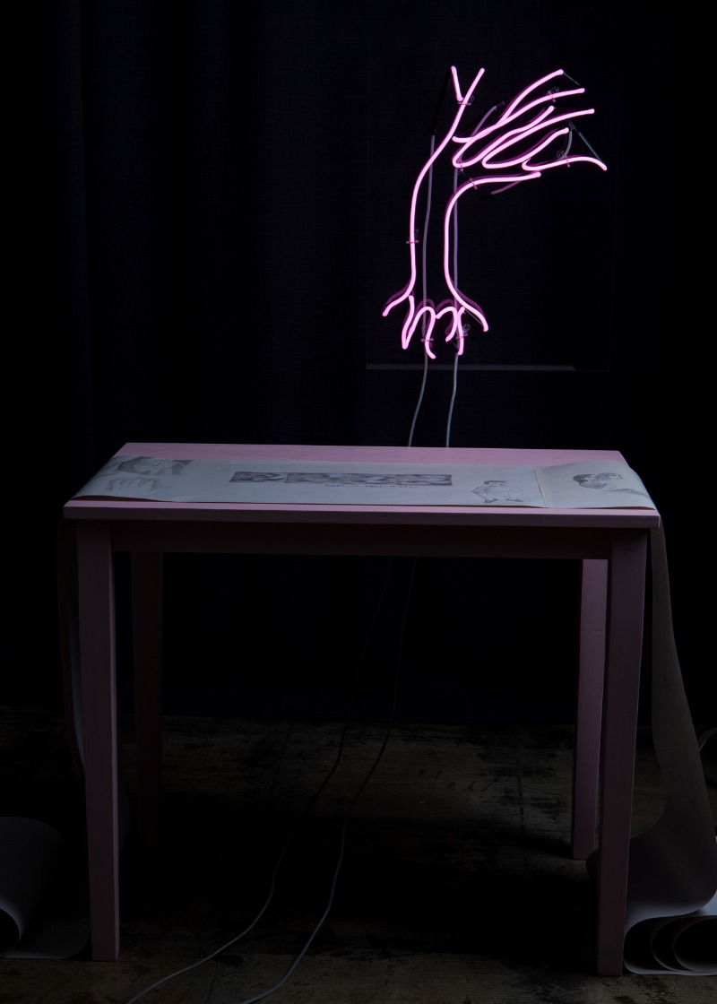 서정배 - 4월 다시 4월 · 네온 책상 종이에 연필 · neon desk pencil on paper