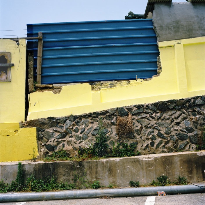 안녕. 신흥동_노오란 벽 · Archival pigment print · 34.5×34.5cm