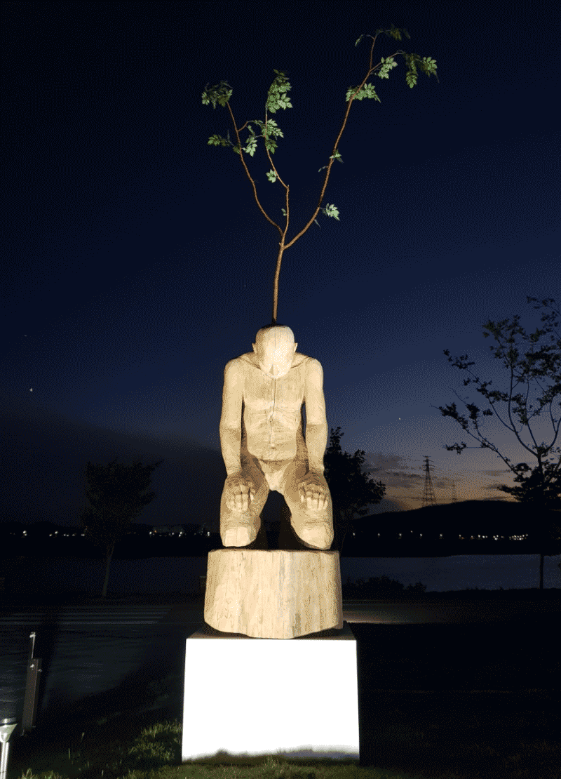 김현준 나를 너라고 부르는 너는 누구니? · 나무 · 110×100×560cm · 2018