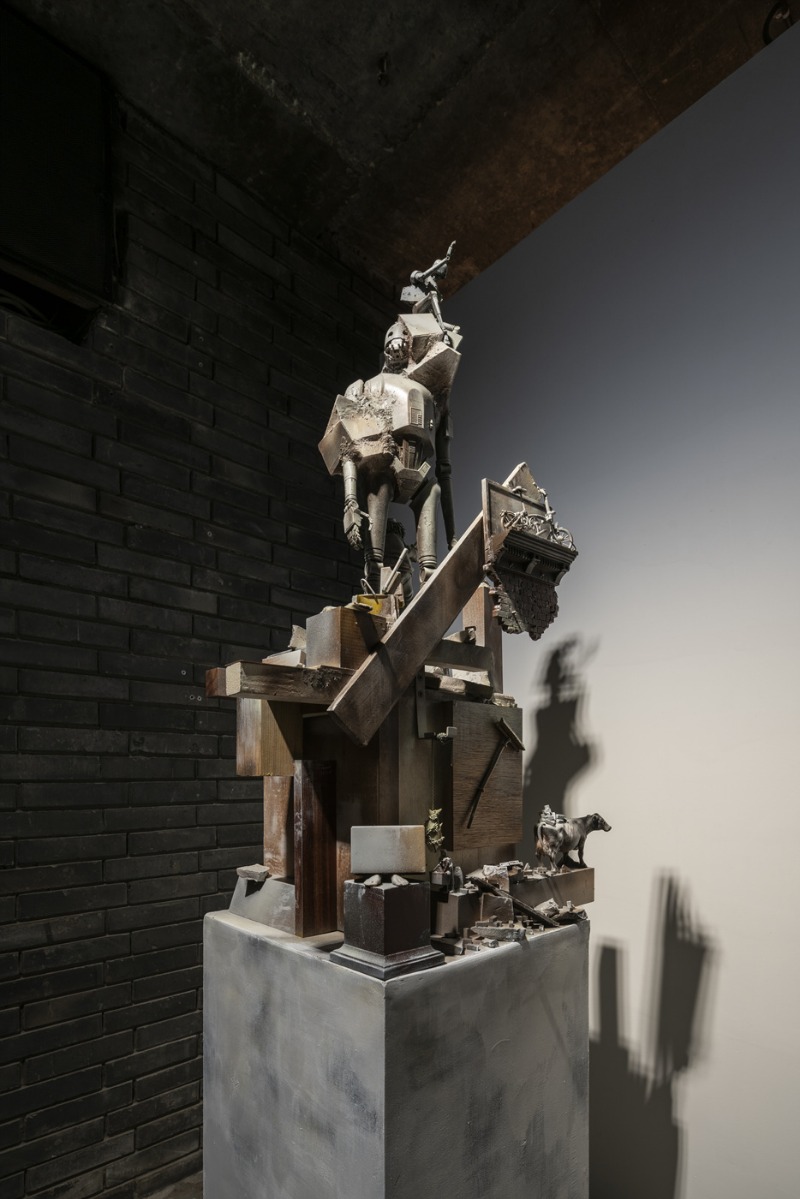디코이 (Decoy) · figure_ wood_ spray paint_ resin_ urethane foam_ industrial product · 170x41x55cm · 2019 · Decoy · figure_ wood_ spray paint_ resin_ urethane foam_ industrial product