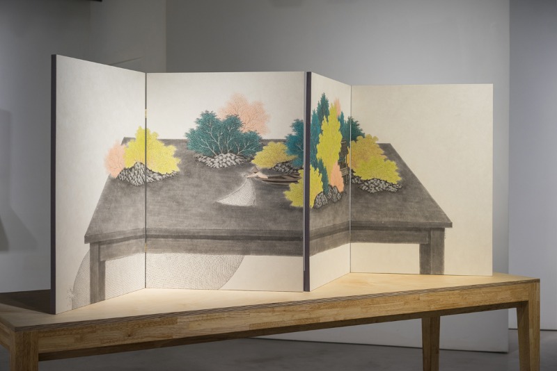 사유문답-책상 위 책상 속 산수 · 장지에 먹과 채색 · 72×212cm · 2017 · Private question-the arithmetic of the desk above the desk · food and color on the ground
