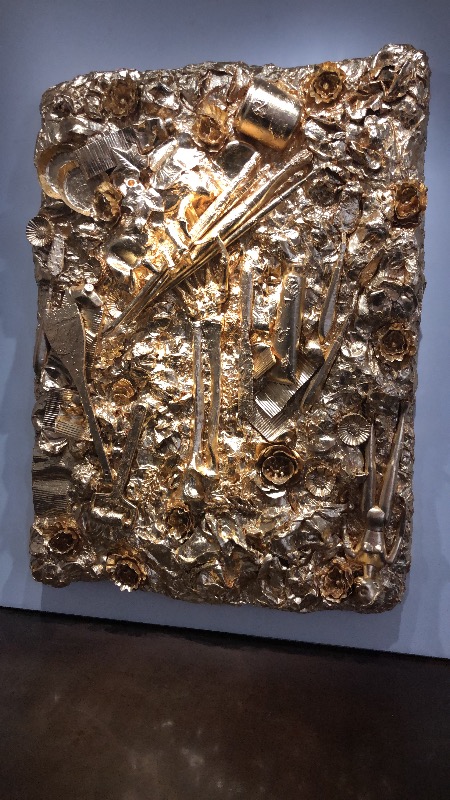 화가의 손 2 · imitation gold leaf on FRP · 300x220x45(d) · 2019 · Hand of the Arist 2 · imitation gold leaf on FRP