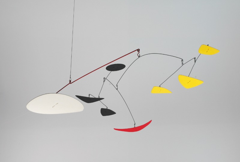알렉산더 칼더_빨간 초승달 · 철판_금속 막대_물감 · 60x225x66cm · 1969 · Alexander Calder_The Red Crescent · Sheet metal_rod_and paint