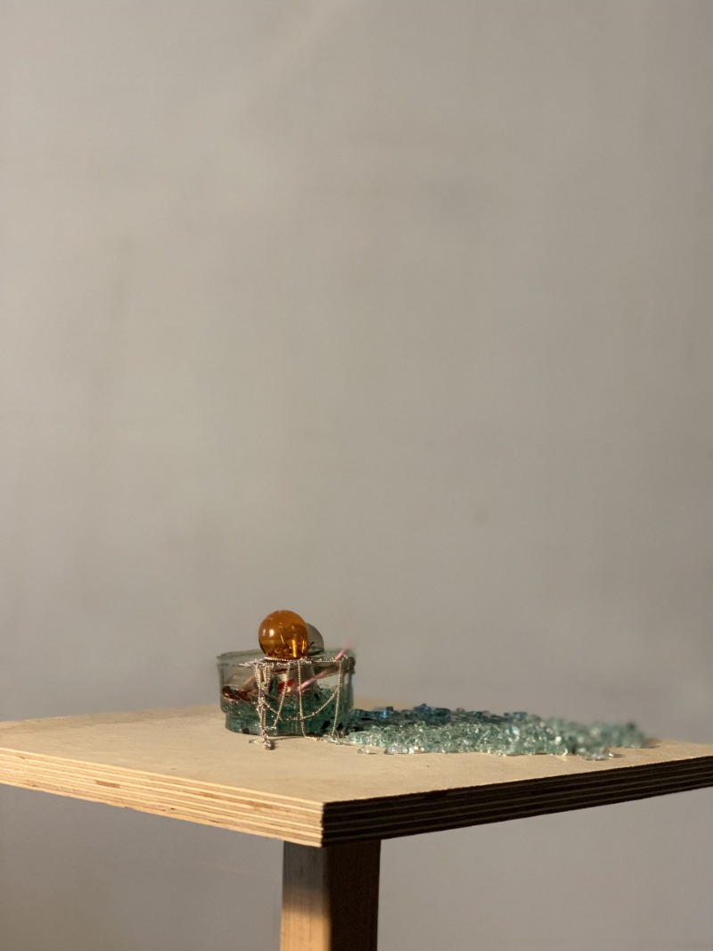 전구 파편 · 혼합재료 · 6.5x6.5x5.9cm · 2019