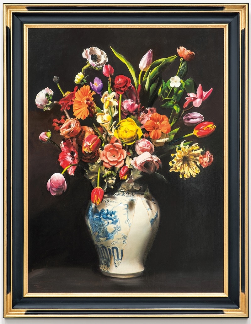 김성윤 Assorted Flowers in the White Porcelain Jar with a Blue Dragon · Oil on linen in frame · 130.1 x 97cm · 2019 · Assorted Flowers in the White Porcelain Jar with a Blue Dragon · Oil on linen in frame