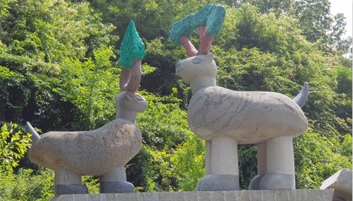 자연-산양 · 오석_현무암_수성페인트 · 230x110x260cm · 2017