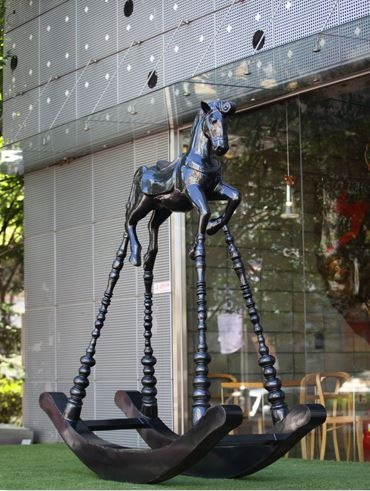 흔들목마 · 혼합재료 · 200x100x260cm · 2015