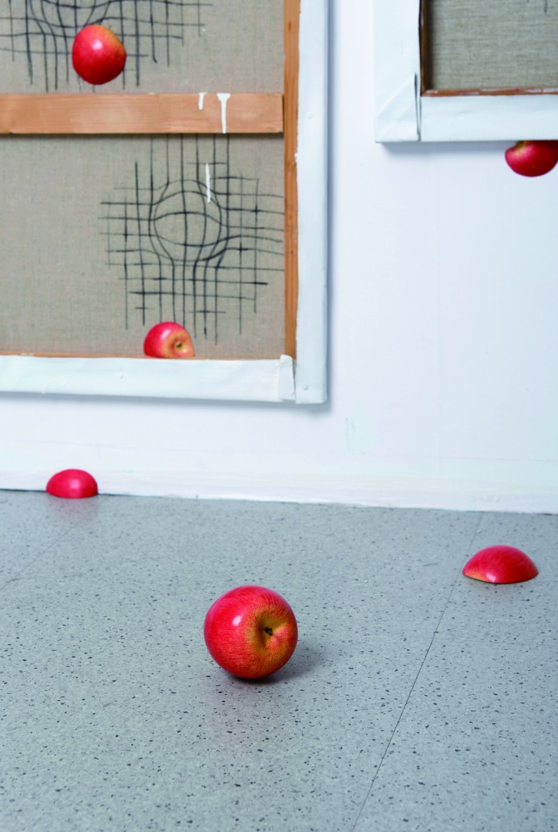 pomme tombée · fusain sur canvas · 100x100cm · 2019 · pomme tombée · fusain sur canvas