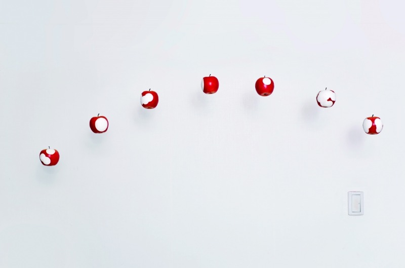éclipse de pomme · pommes artificilles · dimension variable · 2019 · éclipse de pomme · pommes artificilles
