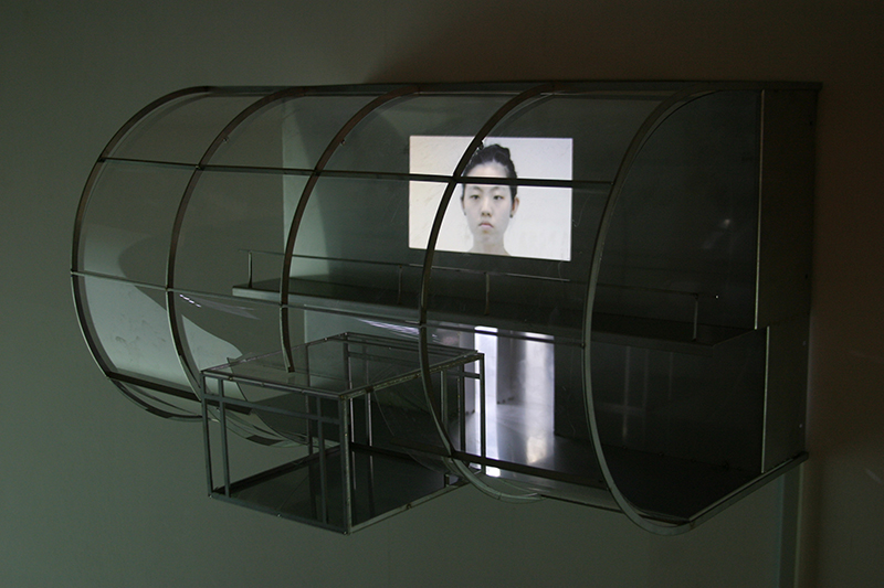 정정주_로비 · 스테인리스.아크릴.LCD모니터 · 50x40x30cm · 2010 · Lobby · Stainless.Acril.LCD monitor