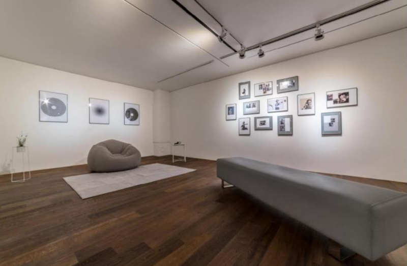 유장우_신한갤러리 역삼 주의 깊게 보지 마시오 전시 전경 · 2019 · Exhibition view