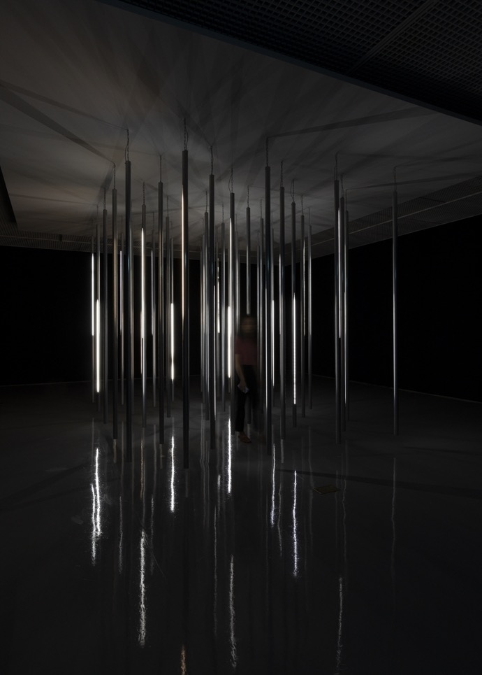 귄터 위커 - 라이트 레인 · 알루미늄 · 46개의 네온 라이트 · 250 x Ø8cm · 1966 · 2006