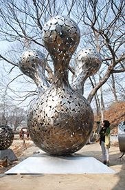 나무연못 · 스테인레스스틸 · 375×375×450cm · a wooden pond