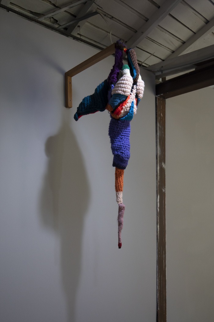 여다함, 60촉 바디랭귀지 · 뜨개실, 목화솜 · 45x14x90cm · 2019 Photo by 박해욱 ⓒ아트 스페이스 풀