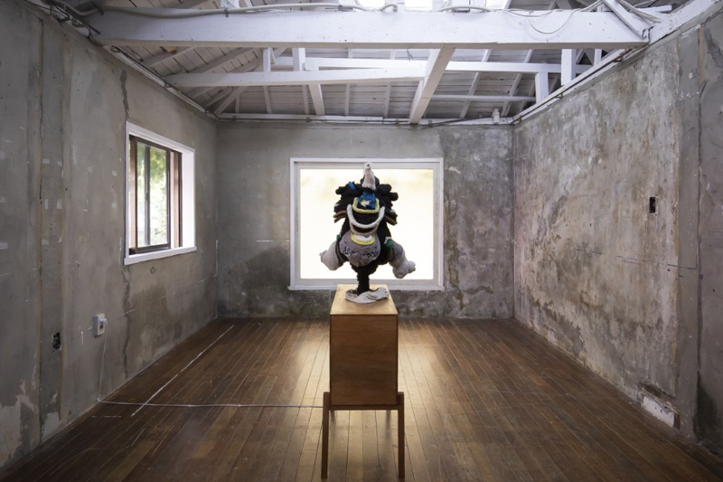 여다함, 향로 · 뜨개실(알파카, 양모, 라마 털실), 솜, 철사, 연무기 · 44x34x70cm · 2019 Photo by 박해욱 ⓒ아트 스페이스 풀