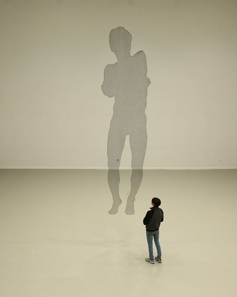자화상 · 메쉬에 인두로 글씨쓰기 · 가변크기 · 2019 · Self-portrait