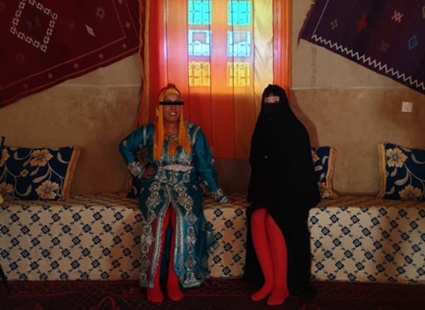 모로코 여성과 레드스타킹 · 피그먼트 프린트 · 57×76cm · 2019 · Moroccan woman with red stockings