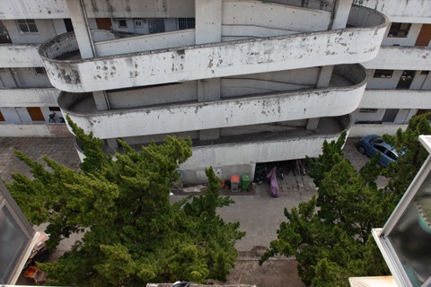 황인모 - <동인아파트, 오르막길> · 잉크젯 프린트 · 50x75cm x 5장 · 2019 · Dongin apartment, uphill road
