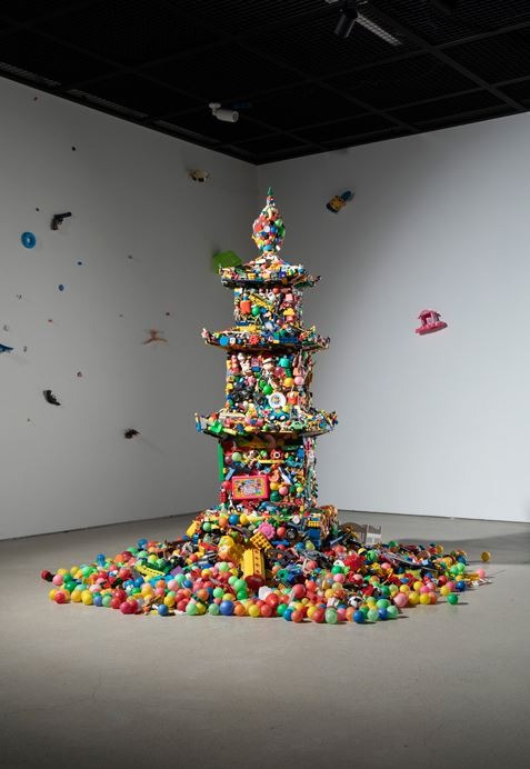 사용된 꿈-탑 · 폐장난감 · 300×300×250cm_가변크기 · 2008 · Used dream-pagoda