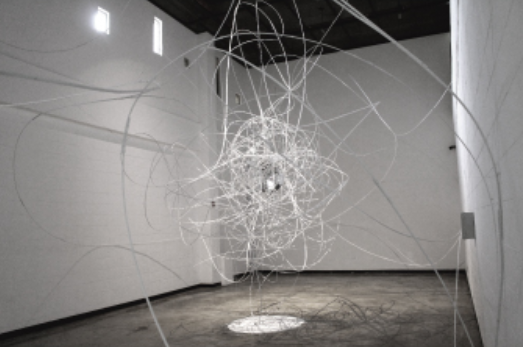 이정동_Comma · 철사, 모래, 거울, 모터, 와이어 등 · 가변설치 · 2019 · Lee Jung-Dong_ · Steel wire, Sand, Mirror, Motor, Wire, etc