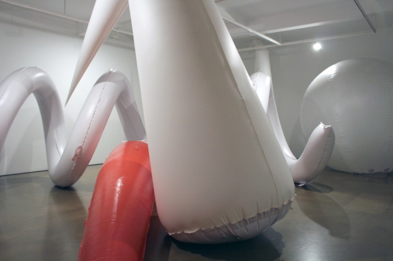<프랑코 마추켈리: 고공 회전, 당신보다도 격렬한 > 설치전경 · Installation view