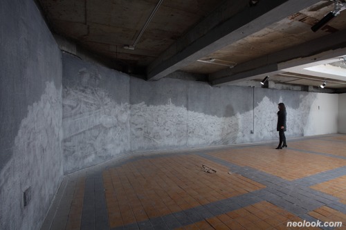 깨진유리창 너머 · 벽에 아크릴채색, 챠콜, 분필, 인삼 · 200×1460cm · 2016 · Beyond the broken window · Acrylic colors, chocolates, chalk, ginseng on the wall