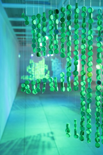 이한나_무제-고양이 그림자 · 병뚜껑 · 가변설치 · 2019 · Lee Han-Na_Untitled-Cat Shadow · Bottle cap