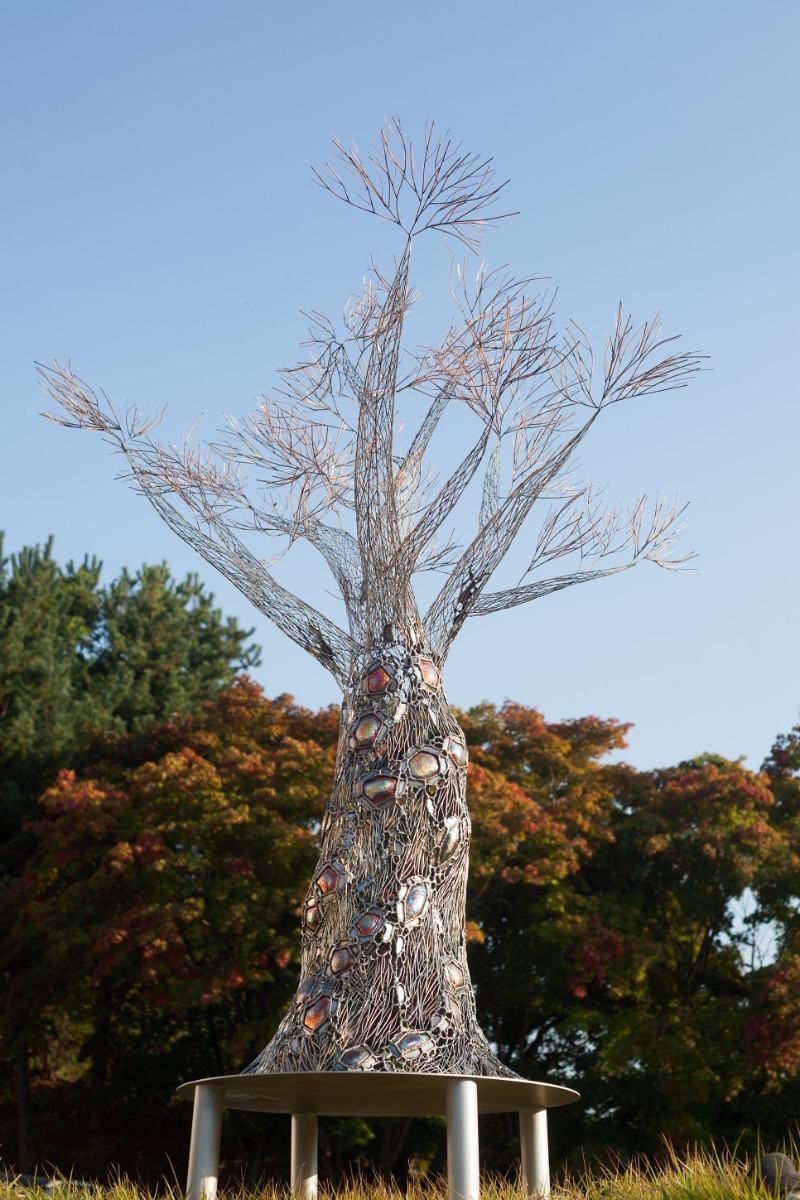 백승현_빛의 나무 · Stainless steel, Steel, Copper · 가변설치 · 2019 · Baek Seung Hyun_Light Tree · Stainless steel, Steel, Copper