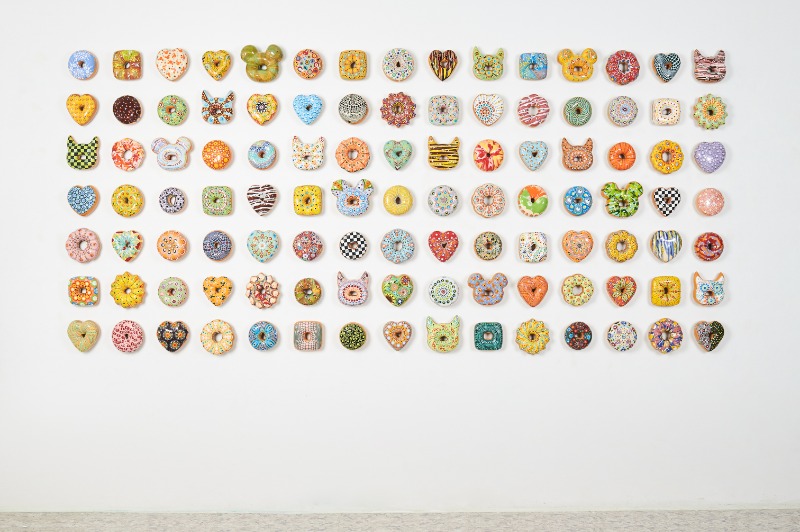 도넛 매드니스!! · 세라믹, 언더글레이즈, 유약, 스와로브스키 크리스털 · 가변크기 · 2012-20 · Donut Madness!! · Ceramic, underglaze, glaze, Swarovski crystals,
