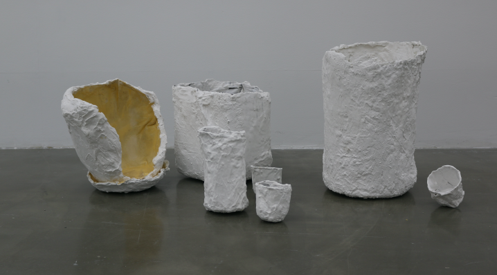김동섭_화분 · 천, 밀랍, 시멘트, 석고 · 가변설치 · 2019