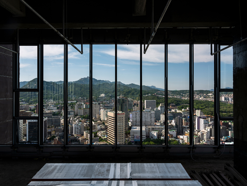 Curtain wall 03 Outside · Pigment Print · 75x100cm · 2020, [출처] 플레이스막 홈페이지 · Curtain wall 03 Outside · Pigment Print