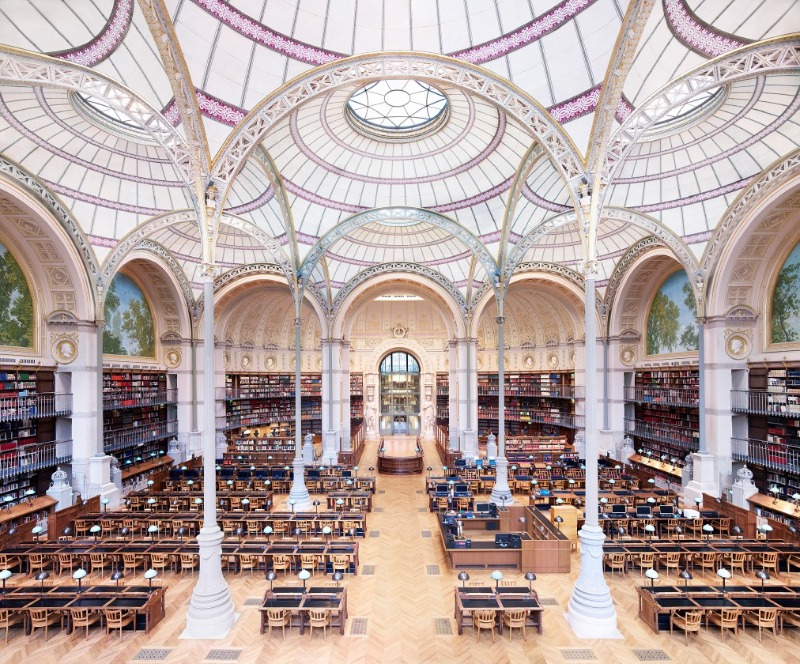 칸디다 회퍼, <La Salle Labrouste - La Bibliothèque de l'INHA Paris II 2017> · C-print · 180 x 208.7 cm · Courtesy of the artist and Kukje Gallery © Candida Höfer/VG Bild-Kunst, Bonn · <La Salle Labrouste - La Bibliothèque de l'INHA Paris II 2017> · C-print