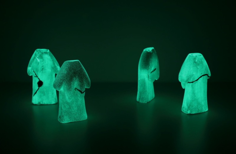 Koo Jeong A. Gossura, Tacit Truth · 4 ceramic pieces painted with phosphorescent pigment · 18 x 6 x 10.5(h) cm each. · 2020, Courtesy of the artist & PKM Gallery.