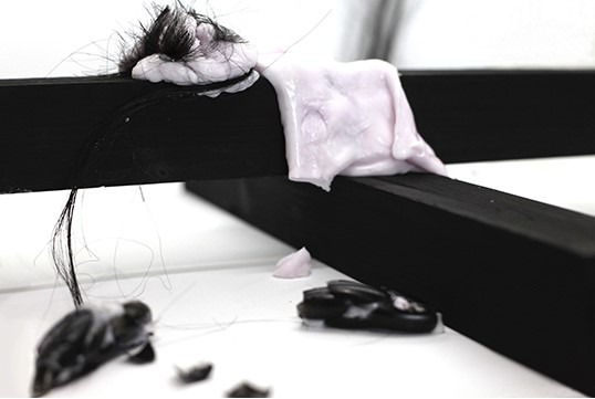 제닌기, 정원에서 자기 자르기 · 나무각재, 퍼티 실리콘, 인조모, 인조손톱 등 혼합재료 · 가변설치 · 2020