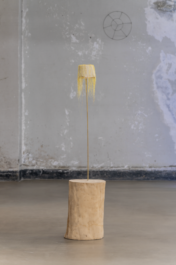 두루마리와 노란 실, · 플라타너스 통나무, 휴지, 실크실 · 143x32cm · 2019