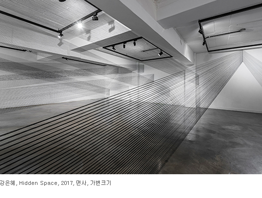 Hidden Space · 면사 · 가변크기 · 2017 (출처= 블루메미술관) · Hidden Space · a cotton cloth