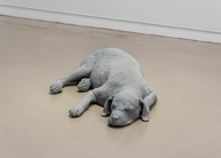 Hans OP de Beeck. Dog, 2019 · polyester, coating · 62x37x13cm · Courtesy of Hans Op de Beeck, Gallery Baton, Seoul and Galerie Ron Mandos, Amsterdam (이미지 출처 = 갤러리 바톤) · Hans OP de Beeck. Dog, 2019 · polyester, coating 62x37x13cm Courtesy of Hans Op de Beeck, G
