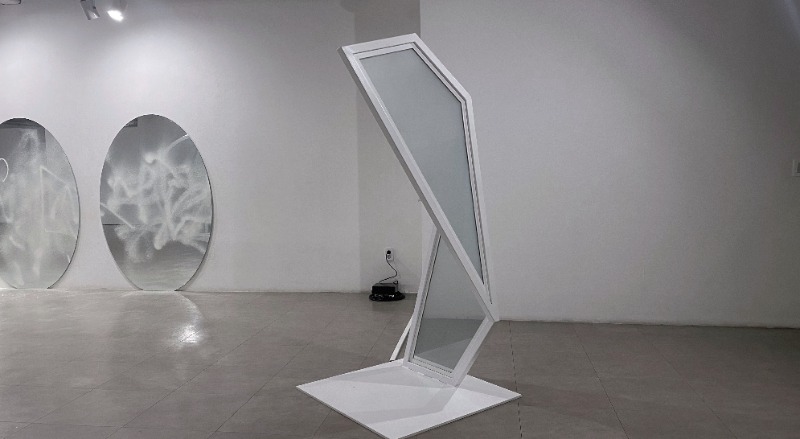 이경23142 · stainless steel, smart glass system · 900x906x1870(h) · (출처= 갤러리퍼플)