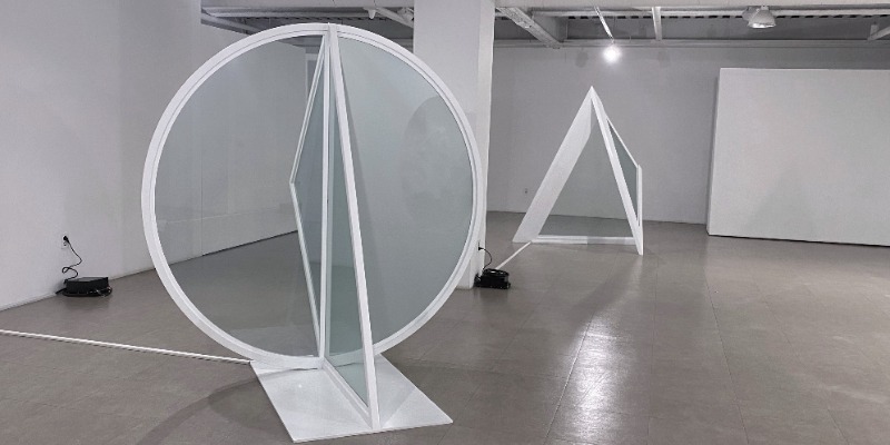 이경32841 · stainless steel, smart glass system · 2000x2000x2007(h) · (출처= 갤러리퍼플)