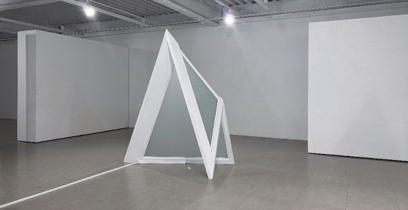 이경82371 · stainless steel, smart glass system · 1250x1680x2000(h) · (출처= 갤러리퍼플)