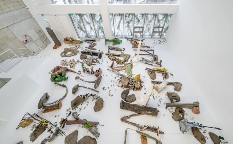 Michael Dean, Garden of Delete, 2021, Installation View, Barakat Contemporary · (이미지 출처 = 바라캇 컨템포러리)