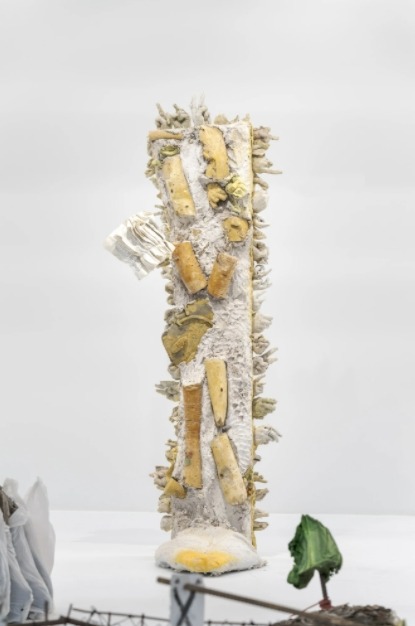 X Fuck(Working Title) · concrete, steel, paperback publication · 192x64x73cm · 2021 (이미지 출처 = 바라캇 컨템포러리)