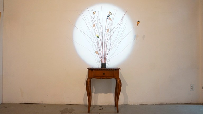 텃새들 · 철, 가구, 한지 · 125x68x180(h)cm · 2021 (출처 = 인디아트홀공)