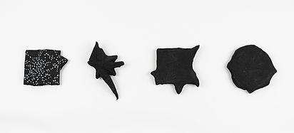 '씨앗' 시리즈 - 목지윤 · 순지에 석고붕대, 백토, 아크릴 · 가변설치, 120 x 24 x 2.5 cm · 2021 (출처= 공간사일삼)