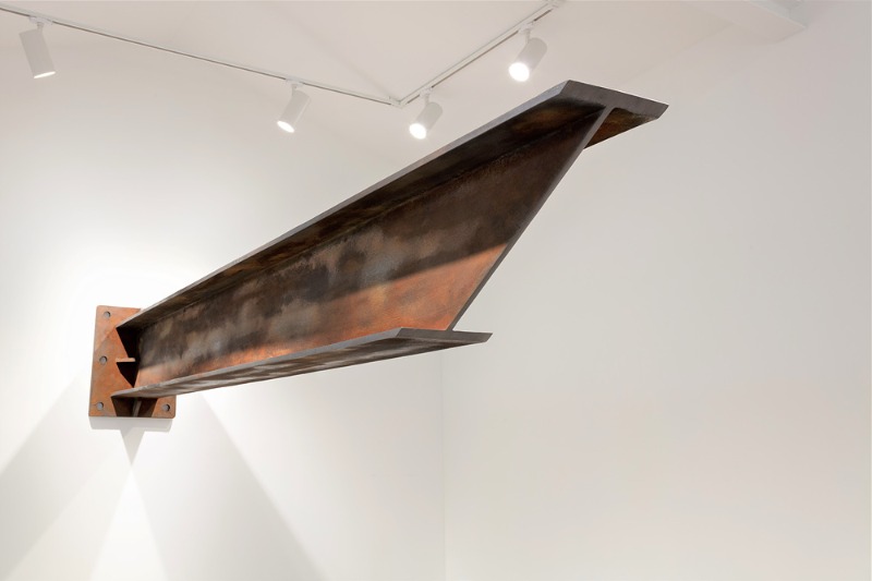 이태수, H-beam cut · mixed media · 270x40x50cm · 2020 (이미지 출처 = 비트리 갤러리) · Lee Taesoo, H-beam cut · mixed media