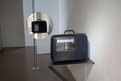 치환된 밀도 I · Synthetic resin, Polycarbonate, LCD, Monitor etc · 62x47x20cm · 2020 (이미지 출처 = 갤러리위) · Synthetic resin, Polycarbonate, LCD, Monitor etc