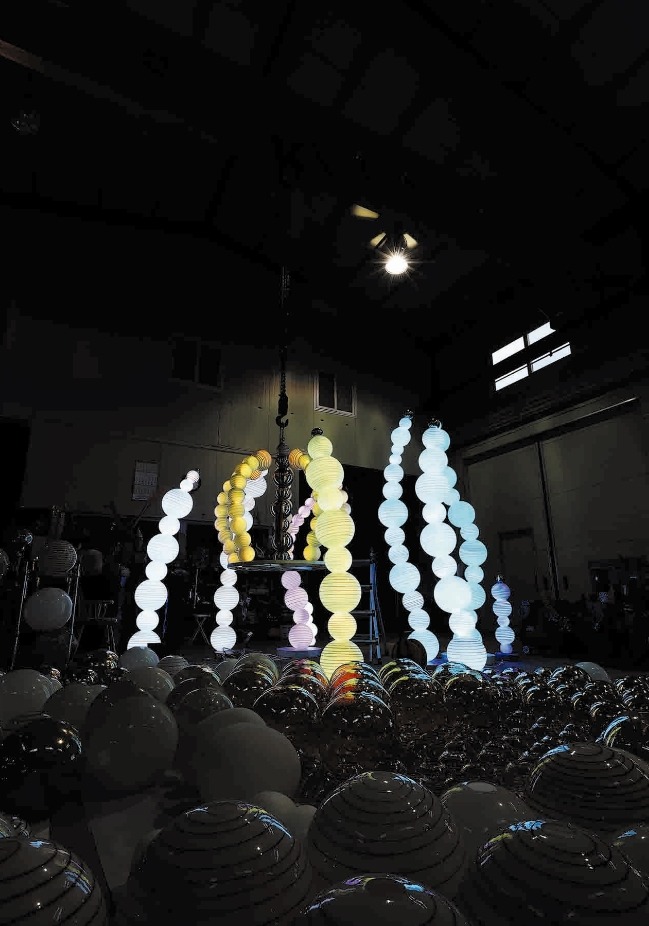 Illusion · Glass, Steel, light · 가변설치 · 2021 (이미지 제공 = 갤러리위) · Illusion · Glass, Steel, light