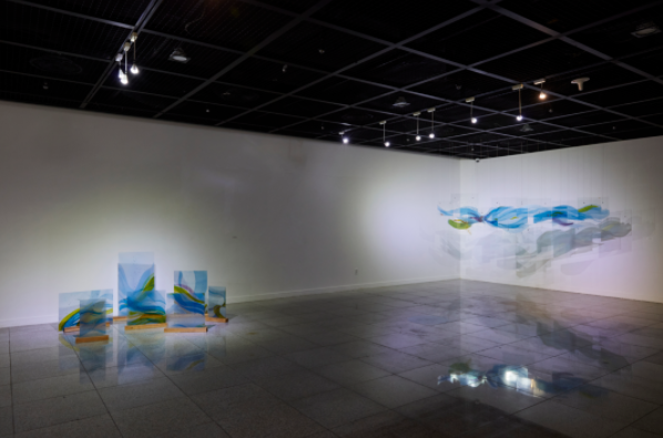 김지혜, Squace_no.2 부유 · 백유리에 안료 페인팅, 가마소성, 고무링, 와이어, 철고리 · 3000x800(mm) · 2013 (출처 = 숙명여자대학교 문신미술관)