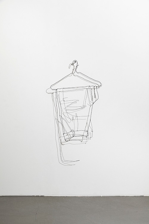김수현, slacks · wire drawing · 48x5x95cm · 2020 (이미지 제공 = 스페이스 엄) · wire drawing