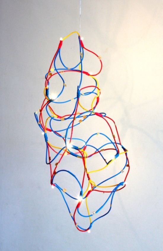 뒤틀림-길이의 차이에 의한 · 동선, LED · 30x30x55(H)cm · 2010 (이미지 출처 = vmspace) · Warping-from Difference of Length · cooper wire, LED